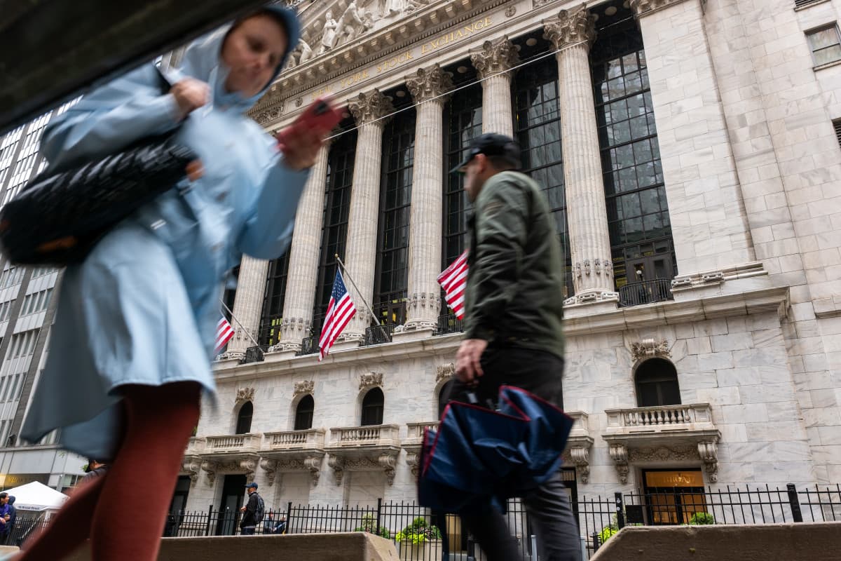 These Two Stocks Illustrate Trading Tensions in an Uncertain Market